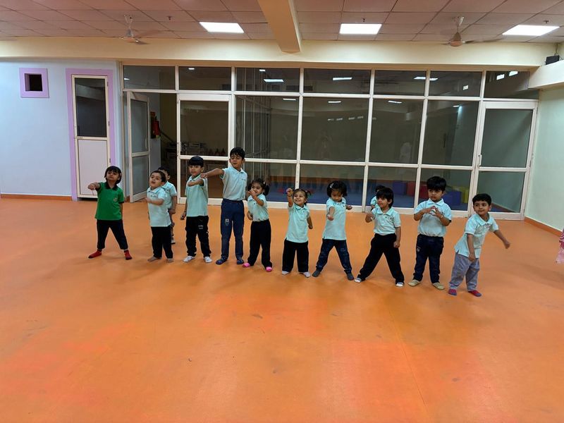The open indoor hall with children standing ready for a movement session